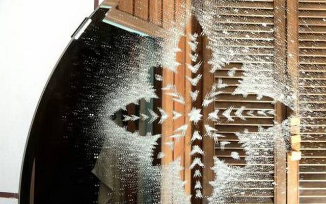 Как украсить окно на Новый Год?