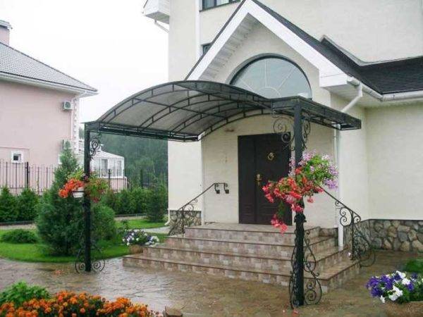 Как красиво оформить крыльцо на даче?