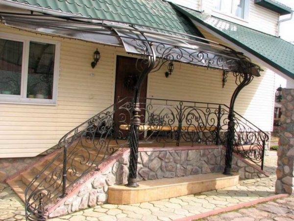 Как красиво оформить крыльцо на даче?