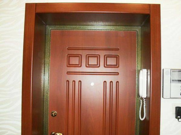 Как и чем отделать откосы входной двери?
