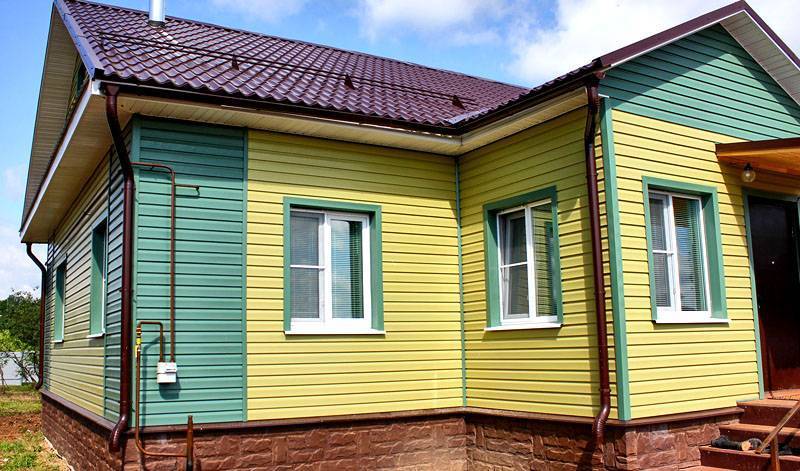 Фасады домов из сайдинга: особенности, фото