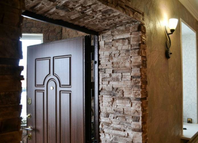 Как и чем отделать откосы входной двери?
