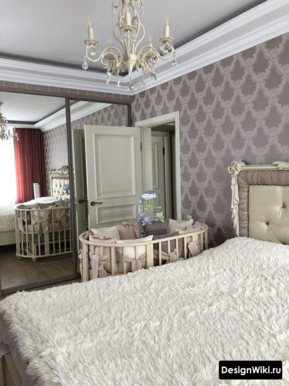 Спальня с детской кроваткой: дизайн, идеи планировки, зонирование, освещение