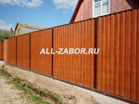 Как украсить забор из профнастила?
