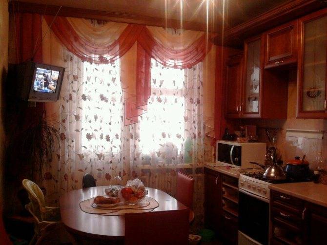 Кухня с ламбрекенами на окнах: виды, формы драпировки, материалы, дизайн, цвет