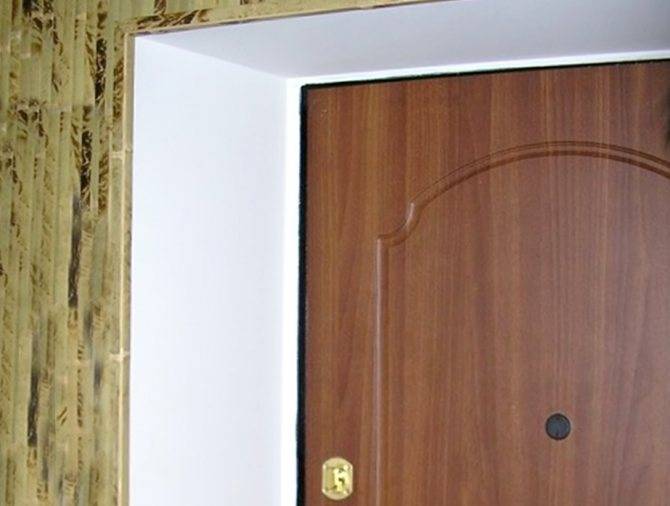 Как и чем отделать откосы входной двери?
